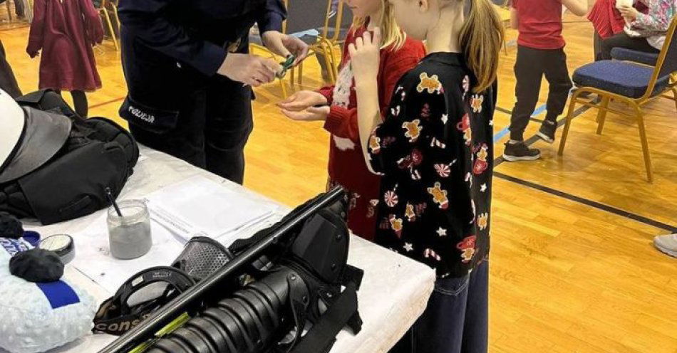zdjęcie: Mikołajki w Skórcu: policjanci wspierali zbiórkę dla Karola / fot. KMP w Siedlcach