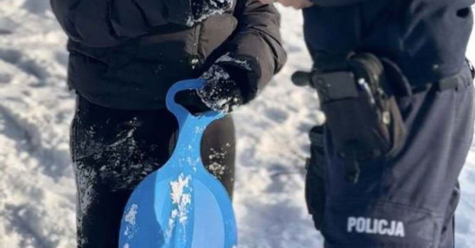 zdjęcie: Policja przypomina: bezpieczne sanki to odpowiedzialność dorosłych / fot. KPP w Pucku