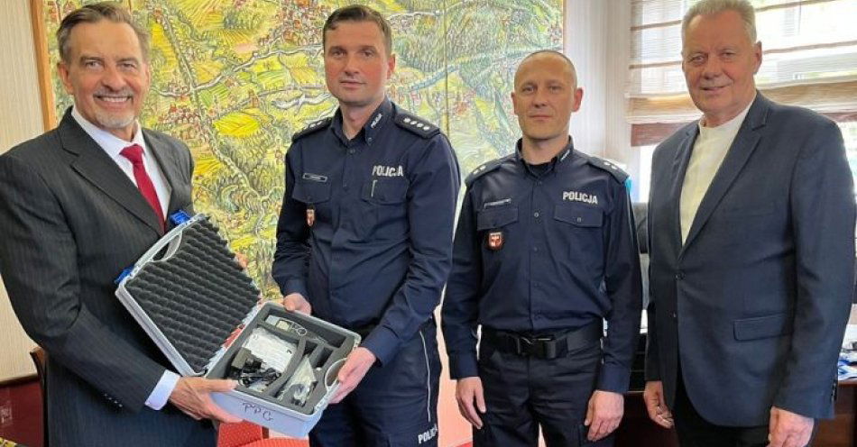 zdjęcie: Nowy alkotest dla Posterunku Policji w Gietrzwałdzie / fot. KMP w Olsztynie