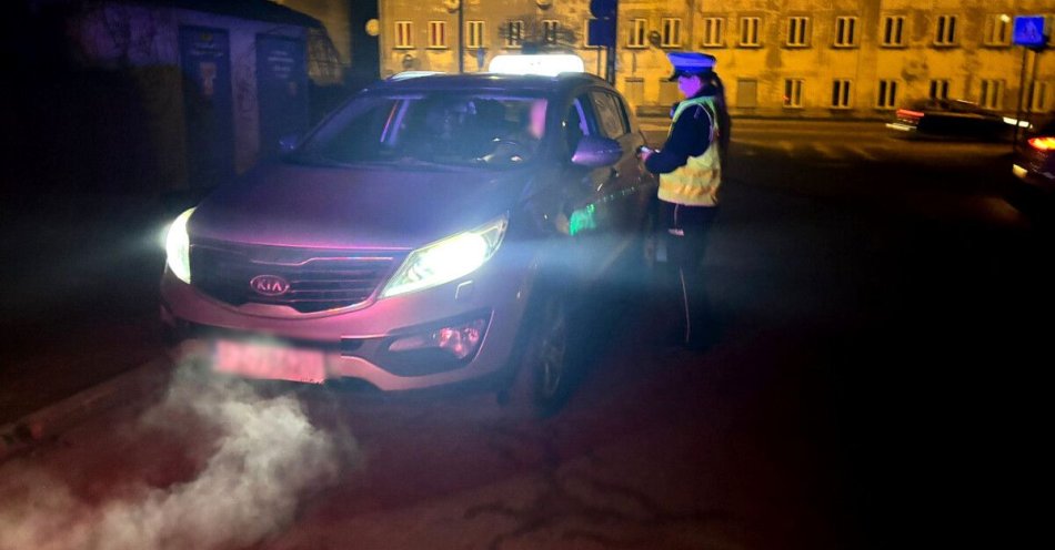 zdjęcie: Piotrków: policja skontrolowała 30 taksówek i pasażerów / fot. KMP w Piotrkowie Trybunalskim