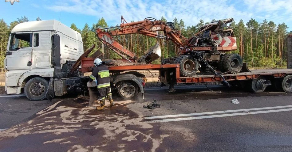 zdjęcie: Śmiertelny wypadek z udziałem dwóch ciężarówek na DK-19 / fot. KPP Lubartów