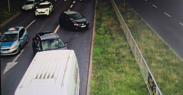 Policyjna eskorta samochodu z krwawiącym mężczyzną