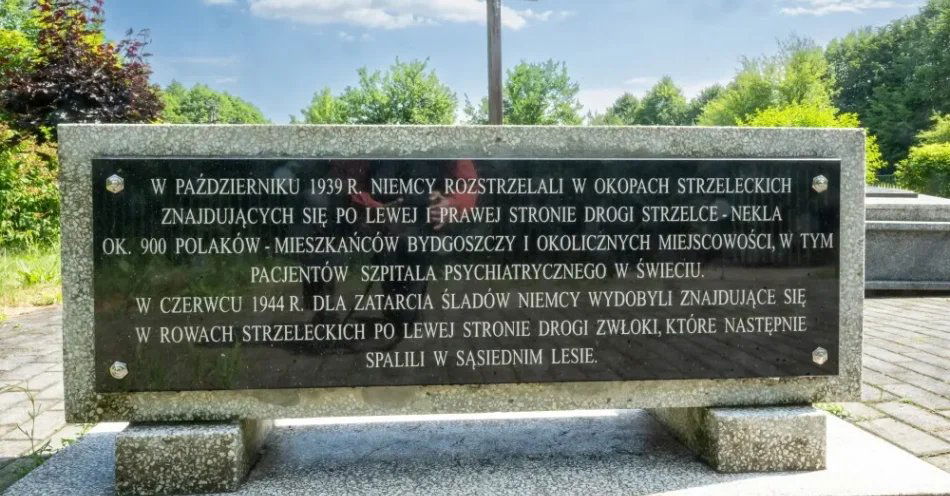 zdjęcie: IPN: nad jeziorem Borówno znaleziono szczątki co najmniej 150 osób zabitych w 1939 r. / Borówno (woj. kujawsko-pomorskie), 23.06.2025. Cmentarz Ofiar Terroru Hitlerowskiego z Okresu Wojny 1939-1945 nad Jeziorem Borówno pod Bydgoszczą, na terenie którego, 23 bm. odbyła się konferencja prasowa w związku z prowadzonym śledztwem Oddziałowej Komisji Ścigania Zbrodni przeciwko Narodowi Polskiemu w Gdańsku, podczas którego ustalono nowe fakty w sprawie Zbrodni Pomorskiej. (tż/amb) PAP/Tytus Żmijewski