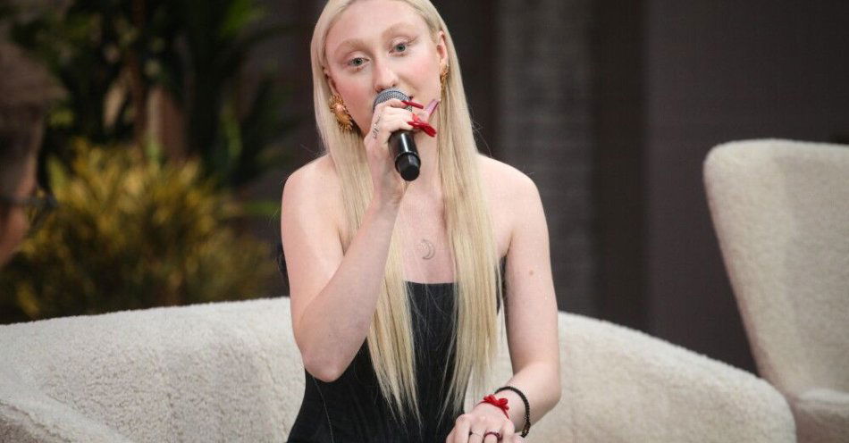 zdjęcie: Archidiecezja warszawska: nagranie Luny tańczącej w kościele narusza szacunek należny przestrzeni sakralnej / Warszawa, 15.04.2024. Piosenkarka Luna podczas spotkania w studiu 