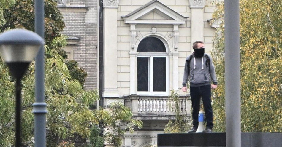 zdjęcie: Zakończyły się negocjacje z mężczyzną, który wszedł na pomnik smoleński / fot. PAP