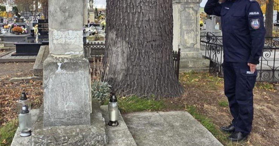 zdjęcie: Pamięć o posterunkowym Kopczyńskim trwa po niemal stu latach / fot. KPP Pińczów