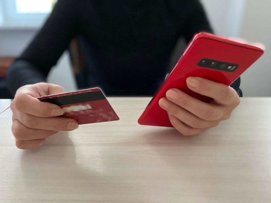 zdjęcie: Karty bankomatowej teścia i płaciła nią za zakupy - usłyszała 33 zarzuty / fot. KPP Kolno