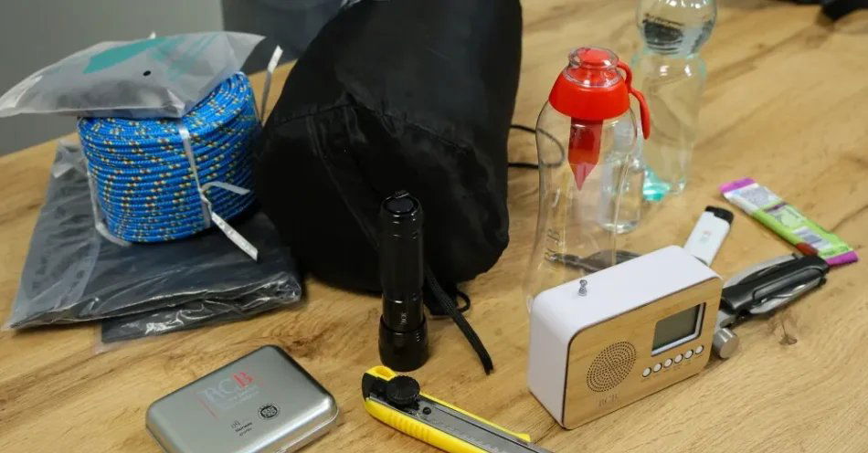 zdjęcie: Ekspert: nie ma uniwersalnego plecaka ewakuacyjnego / Warszawa, 23.09.2025. Zawartość plecaka ewakuacyjnego zaprezentowana, 23 bm. w siedzibie Polskiej Agencji Prasowej w Warszawie. Plecak ewakuacyjny, znany też jako plecak ucieczkowy lub BOB (od angielskiego Bug-Out Bag), to specjalnie skompletowany zestaw narzędzi, przedmiotów i zapasów, który pozwala na przeżycie przez co najmniej 72 godziny w przypadku nagłej ewakuacji z domu z powodu katastrofy naturalnej, wojny, awarii lub innego kryzysu. (aldg) PAP/Rafał Guz