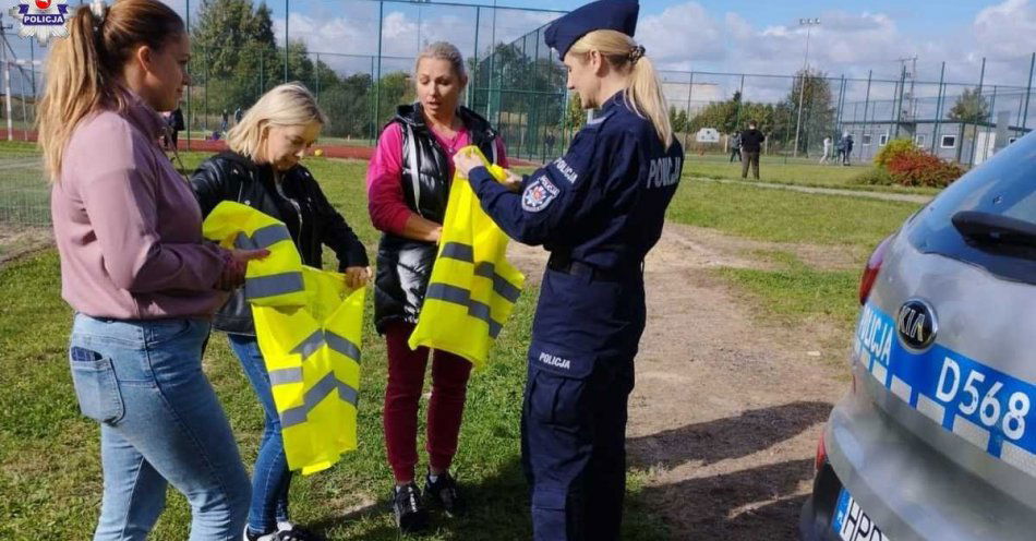 zdjęcie: Policyjni profilaktycy na festynie / fot. KPP Parczew