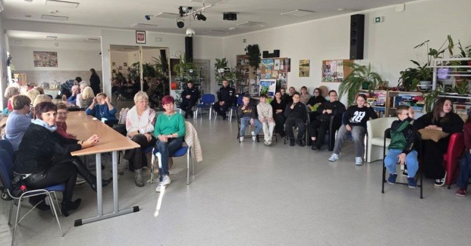 zdjęcie: Policjanci seniorzy i uczniowie promują odblaski w Gryfowie Śląskim / fot. KPP w Lwówku Śląskim