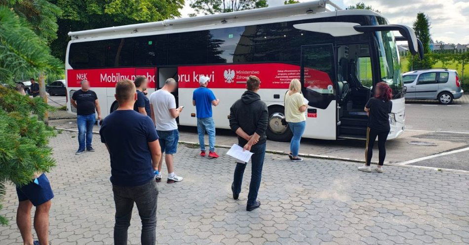 zdjęcie: Krwiobus zaparkował przy pabianickiej komendzie / fot. KPP w Pabianicach