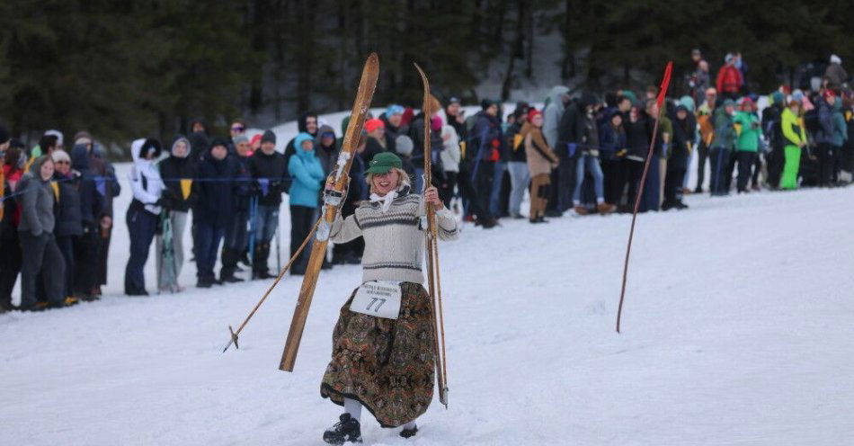 zdjęcie: Tatry: narciarskie zawody retro na dawnym sprzęcie i w historycznych strojach / Zakopane, Kalatówki, 06.04.2026. Tradycyjne zawody na starym sprzęcie narciarskim o Wielkanocne Jajo im. Krystyny Behounek na Polanie Kalatówki w Zakopanem, 6 bm. Zawodnicy startowali na sprzęcie z minionej epoki a oceniany był nie tylko czas przejazdu ale również styl jazdy, ubiór oraz sprzęt. (sko) PAP/Józef Niedziałek ***Do tego materiału zdjęciowego dostępna jest również depesza w systemie CSI, pt.: Tatry/ Narciarskie zawody retro na dawnym sprzęcie i w historycznych strojach***