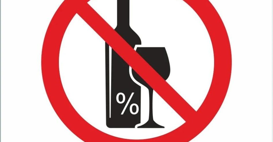 zdjęcie: Dąbrowa Górnicza wprowadza nocną prohibicję / fot. KMP w Dąbrowie Górniczej Na zdjęciu widać przekroeśloną butelkę i lampkę