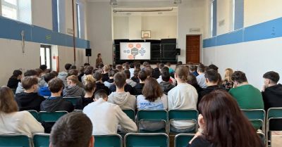 Policjantki i sanepid uczą młodzież o cyberprzemocy i vapingu