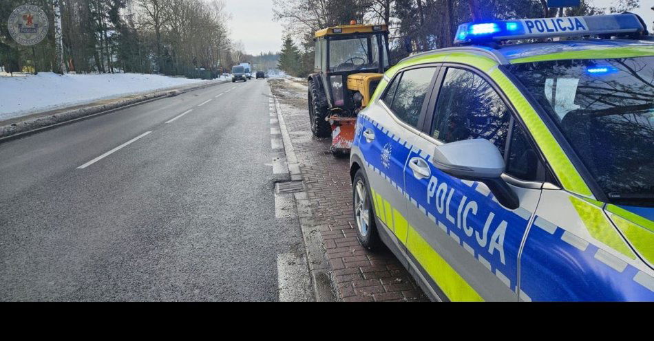 zdjęcie: Traktor z pługiem odjechał po kolizji kierowca miał prawie 3 promile / fot. KPP w Szczecinku