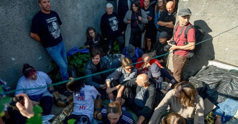 zdjęcie: Mieszkańcy Osiedla Maltańskiego w Poznaniu apelują o pomoc do prezydenta i premiera / Poznań, 02.09.2026. Uczestnicy protestu podczas eksmisji komorniczej na Osiedlu Maltańskim w Poznaniu, 2 bm. Na Jednej z posesji osiedla rozpoczęły się czynności eksmisyjne z udz. komornika oraz policji. Zamieszkałe przez kilkaset odób osiedle jest położone na terenie dawnych ogródków działkowych, należącym niegdyś do Parafii pw. św. Jana Jerozolimskiego. Na początku 2026. parafia sprzedała teren Archidiecezji Poznańskiej, która z kolei sprzedała go spółce budowlanej. Deweloper planuje budowę w 