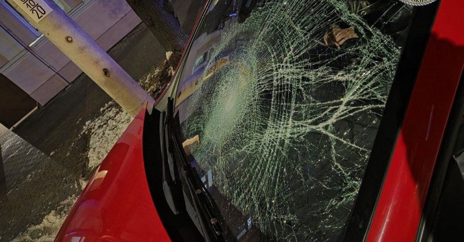 zdjęcie: Kierująca mercedesem potrąciła młodego mężczyznę na hulajnodze / fot. KPP w Zduńskiej Woli