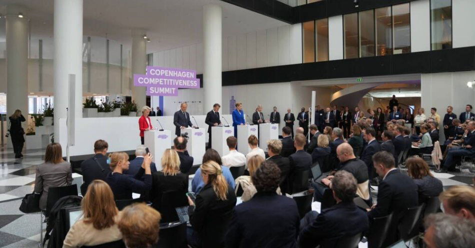 zdjęcie: Tusk w Kopenhadze: nie możemy zwiększać ambicji klimatycznych, gdy inni tego nie robią / epa12419295 (z L) Prezydent Komisji Europejskiej, Ursula von der Leyen, polski premier Donald Tusk, francuski prezydent Emmanuel Macron, duński premier Mette Frederiksen i Jacob Wallenberg, przewodniczący zarządu Investor AB, wygłaszają przemówienie na Szczycie Konkurencyjności w budynku Duńskiego Przemysłu, siedzibie Konfederacji Duńskiego Przemysłu, Kopenhaga, Dania, 1 października 2025. EPA/SEBASTIAN ELIAS UTH  DENMARK OUT Dostawca: PAP/EPA.