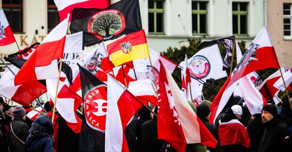 zdjęcie: Na polecenie prokuratury zatrzymano liderów skrajnie prawicowego ruchu Rodacy Kamraci. Śledztwo dotyczy wielu przestępstw, w tym m.in. nawoływania do / fot. PAP