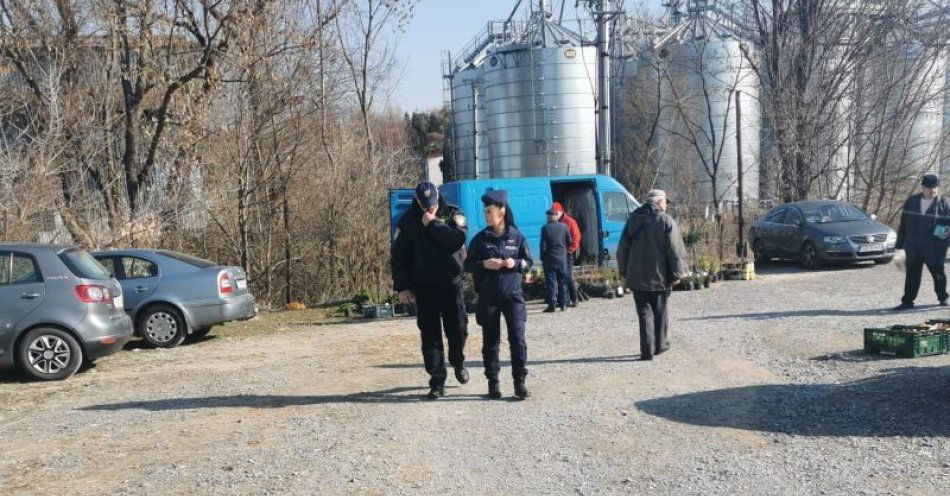 zdjęcie: Patrole Policji i Straży Miejskiej wzmacniają bezpieczeństwo na targowisku / fot. KPP Opatów dzielnicowa i strażnik miejski