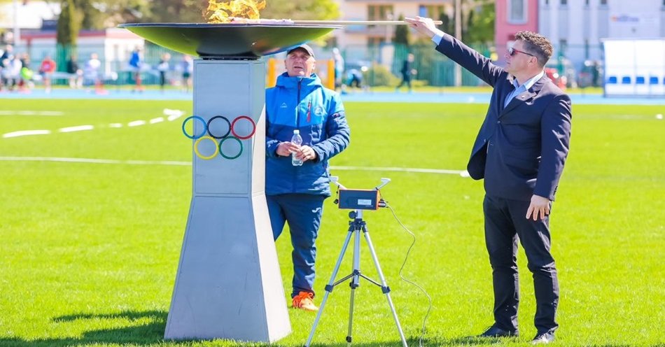 zdjęcie: Stadion lekkoatletyczny w Augustowie otwarty. Pierwszy rzut Joanny Fiodorow / fot. nadesłane