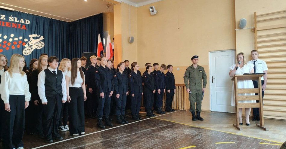 zdjęcie: Uczniowie klas pierwszych złożyli ślubowanie w Mrozach / fot. Komenda Stołeczna Policji Ślubowanie klas pierwszych w Liceum Ogólnokształcącym im. Adama Mickiewicza w Zespole Szkół w Mrozach