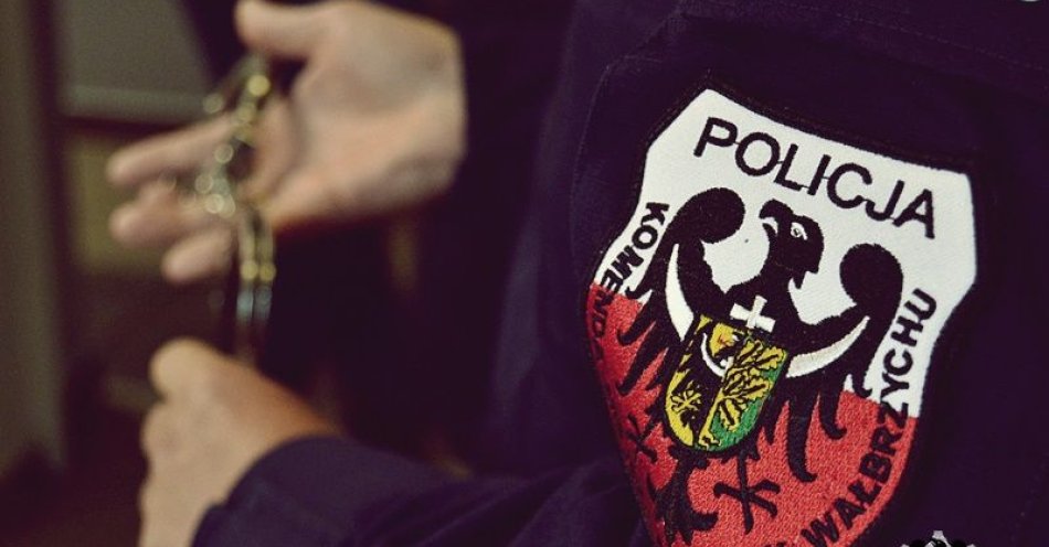 zdjęcie: Nadmiarem alkoholu tłumaczył zdewastowanie witryny sklepowej / fot. KMP w Wałbrzychu
