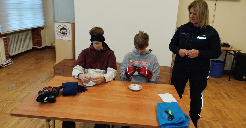 zdjęcie: Uczniowie SP 2 w Wałczu uczą się bezpiecznych fajerwerków / fot. KPP w Wałczu 1