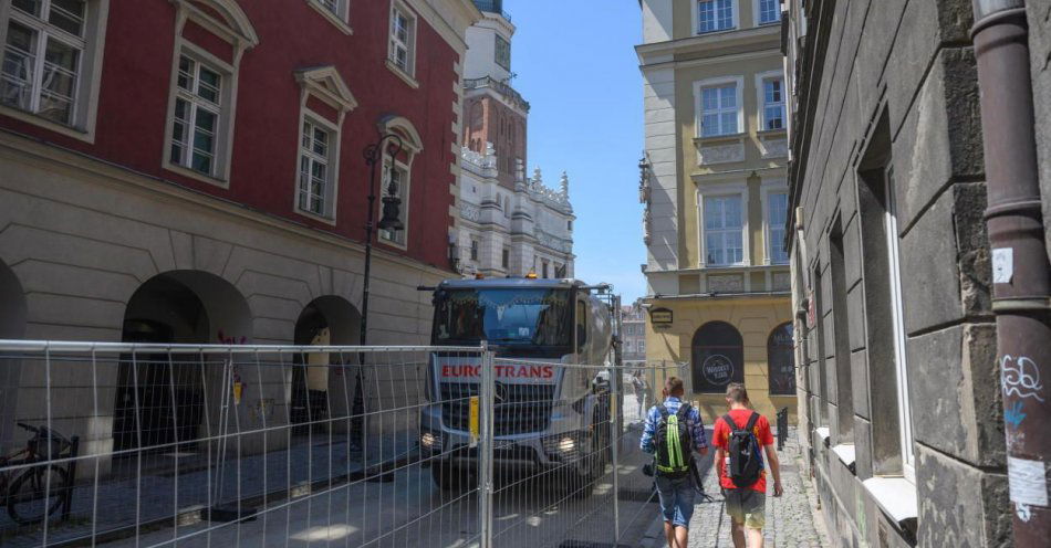 zdjęcie: Po zakończeniu remontu Starego Rynku zapewne przybędzie turystów / fot. PAP