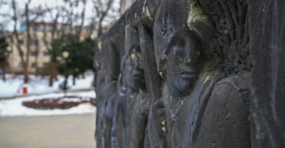 zdjęcie: Rzeszów: 100 tys. zł na usunięcie Pomnika Wdzięczności Armii Czerwonej / Rzeszów, 31.01.2026. Pomnik Wdzięczności Armii Czerwonej na Placu Ofiar Getta w Rzeszowie, 31 bm. W budżecie Rzeszowa zarezerwowano 100 tys. zł na demontaż pomnika. Rzeźba z cokołu trafi do muzeum, a dekoracyjne płyty zostaną wyeksponowane w formie lapidarium na cmentarzu wojskowym. (ad) PAP/Darek Delmanowicz