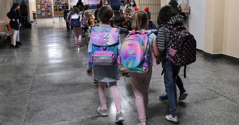 zdjęcie: MEN: w ustawie nie da się wskazać wszystkich wariantów stroju ucznia, stąd „ogólne normy społeczne” / Przemyśl, 10.01.2022. Koronawirus w Polsce. Dzieci na korytarzu Szkoły Podstawowej nr 16 z Oddziałami Integracyjnymi im. Orląt Lwowskich w Przemyślu, 10 bm. Od dziś w całym kraju do nauki stacjonarnej w szkołach wraca ponad 4,5 mln uczniów. (jm) PAP/Darek Delmanowicz