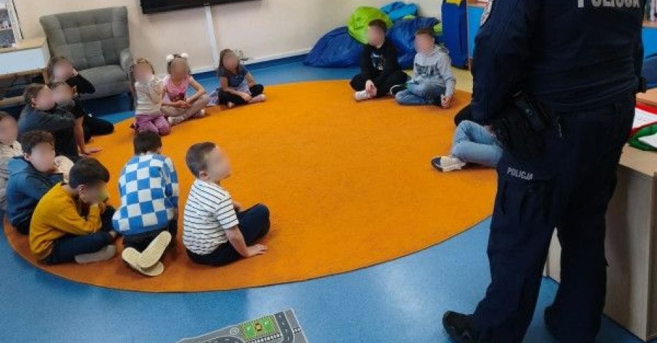 zdjęcie: Dzielnicowy uczy bezpiecznych ferii w SP44 w Gdyni / fot. KMP w Gdyni