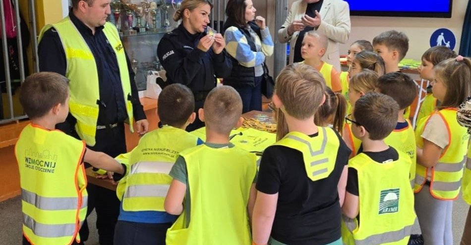 zdjęcie: Festiwal bezpieczeństwa w Zarębie podkreślił rolę odblasków / fot. KPP w Lubaniu