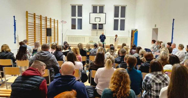 Rodzice w Żołyni uczą się o bezpieczeństwie dzieci w sieci