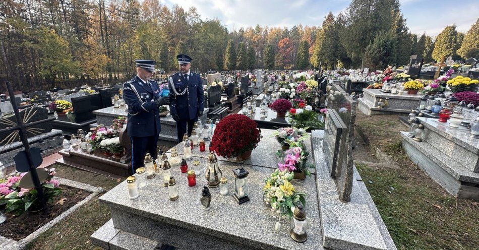 zdjęcie: Jaworzniccy policjanci uczcili pamięć poległych bohaterów / fot. KMP w Jaworznie