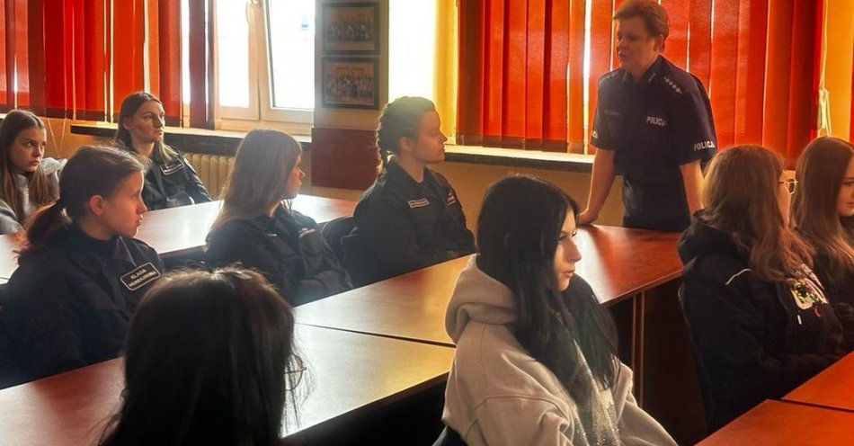 zdjęcie: O dopalaczach z młodzieżą w Chemiku / fot. KPP Inowrocław