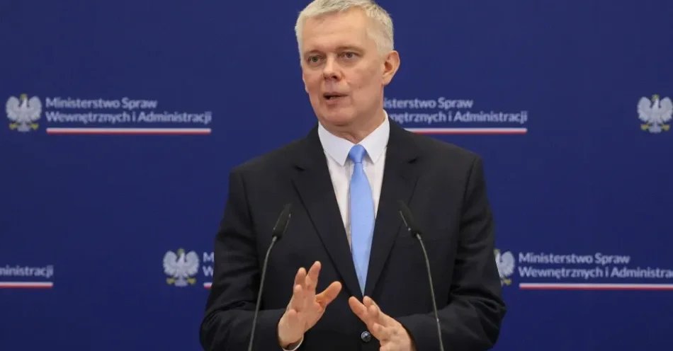 zdjęcie: Siemoniak: prezydent i jego urzędnicy otrzymują informacje ze służb; nie ma żadnej „wybiórczości” / Warszawa, 18.06.2026. Minister koordynator ds. służb specjalnych Tomasz Siemoniak podczas konferencji prasowej w siedzibie Ministerstwa Spraw Wewnętrznych i Administracji w Warszawie, 18 bm. Konferencja dotyczyła zabójstwa w Białej Podlaskiej. (aldg) PAP/Paweł Supernak