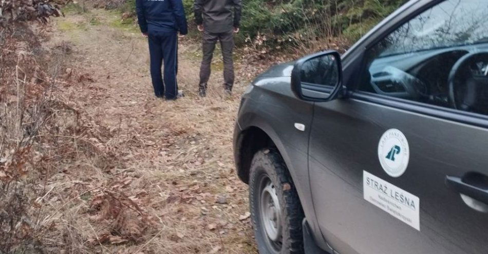 zdjęcie: Wspólne patrole policji i Straży Leśnej chronią lasy Kunowa / fot. KPP Ostrowiec Świętokrzyski dzielnicowy podczas działań