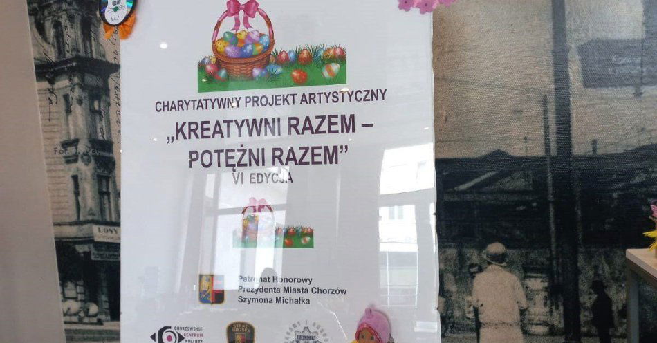 zdjęcie: Policjanci i mieszkańcy tworzyli ozdoby na cele charytatywne / fot. KMP w Chorzowie