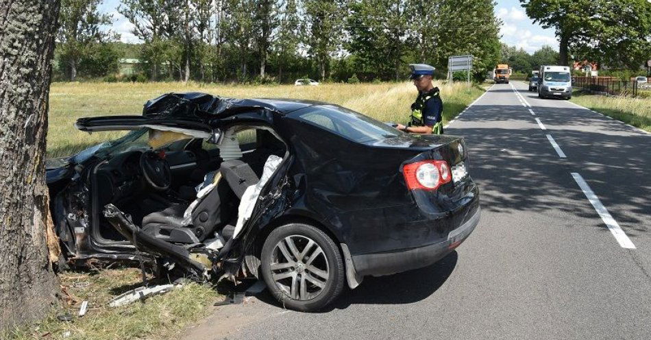 zdjęcie: Człuchów Policjanci pracowali przy wypadku, gdzie samochód uderzył w drzewo / fot. KPP w Człuchowie