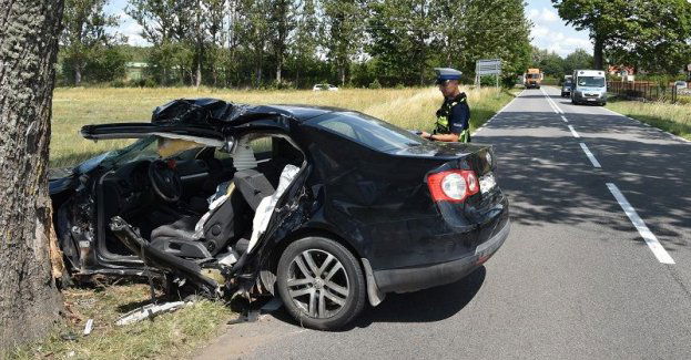 Człuchów Policjanci pracowali przy wypadku, gdzie samochód uderzył w drzewo