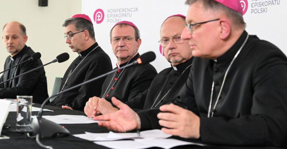 zdjęcie: Migracja, lekcje religii w szkołach i katecheza parafialna głównymi tematami zebrania KEP / Gdańsk, 15.10.2025. Od lewej: rzecznik KEP ks. Leszek Gęsiak SJ, przewodczniący Komisji Wychowania Katolickiego KEP bp Wojciech Osial, przewodniczący Konferencji Episkopatu Polski abp Tadeusz Wojda, biskup gliwicki Sławomir Oder oraz przewodniczący Rady KEP ds. Migrantów i Uchodźców bp Krzysztof Zadarko podczas konferencji prasowej po zakończeniu obrad 402. Zebrania Plenarnego Konferencji Episkopatu Polski, 15 bm. w siedzibie Archidiecezji Gdańskiej. (jm) PAP/Andrzej Jackowski