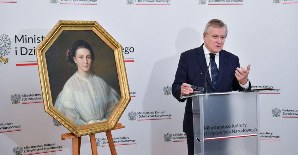 zdjęcie: Praca Departamentu Restytucji Dóbr Kultury doprowadziła ostatnio do odzyskania ponad 600 obiektów / fot. PAP
