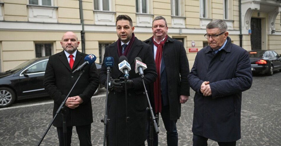 zdjęcie: Posłowie PiS zarzucają Żurkowi niedopełnienie obowiązków ws. FS, zawiadomią prokuraturę / Warszawa, 22.12.2025. Posłowie PiS: Patryk Jaki (2L), Michał Wójcik (2P), Mariusz Gosek (L) oraz Zbigniew Kuźmiuk (P) na konferencji prasowej przed siedzibą Ministerstwa Sprawiedliwości w Warszawie, 22 bm. (jm) PAP/Marcin Obara
