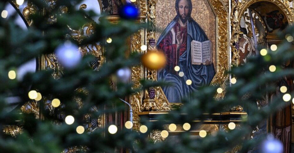 zdjęcie: Po raz trzeci Kościół greckokatolicki w Polsce obchodzi Wigilię Bożego Narodzenia 24 grudnia / Przemyśl, 25.12.2024. Fragment ikonostasu podczas porannej liturgii w greckokatolickim soborze archikatedralnym w Przemyślu, 25 bm. Kościół greckokatolicki w Polsce obchodzi Boże Narodzenie według kalendarza gregoriańskiego, a więc razem z Kościołem rzymskokatolickim. (sko) PAP/Darek Delmanowicz