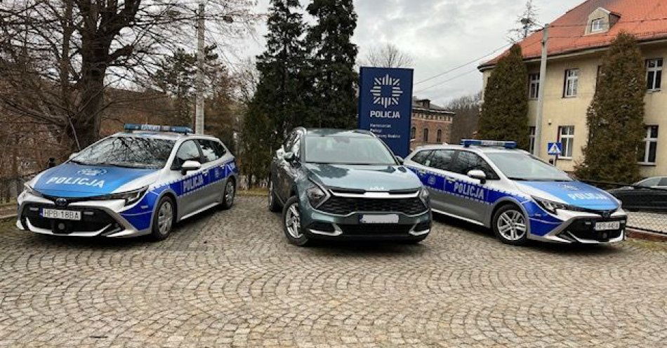 zdjęcie: Uroczyste przekazanie nowego radiowozu dla policjantów z Komisariatu Policji w Nowej Rudzie / fot. KPP w Kłodzku