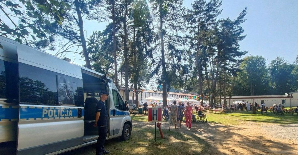 zdjęcie: Policjanci brali udział w obchodach 80-lecia istnienia Szpitala w Dzierżążnie / fot. KPP w Kartuzach