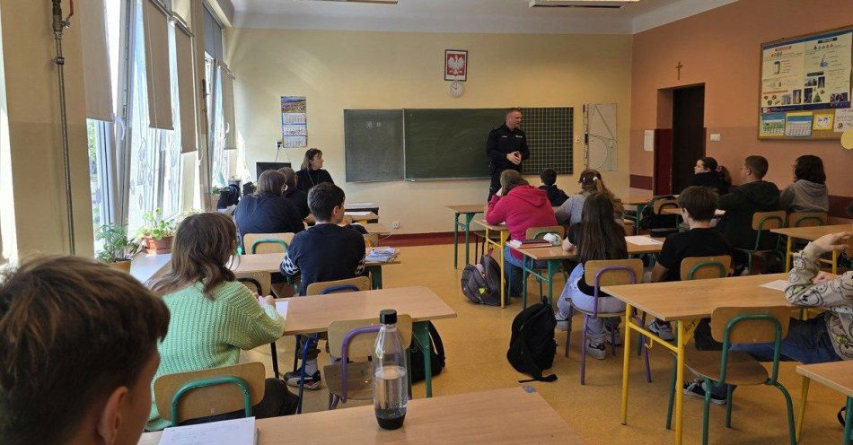 zdjęcie: Młodzi bez uprzedzeń policjanci uczą dąbrowską młodzież / fot. KMP w Dąbrowie Górniczej