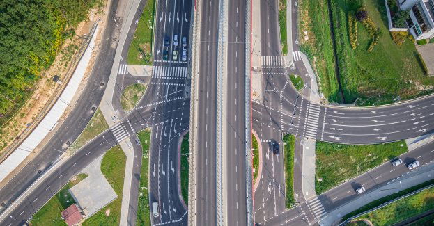 Rolnicy blokują wjazd i zjazd na A2 w Wiskitkach w pow. żyrardowskim