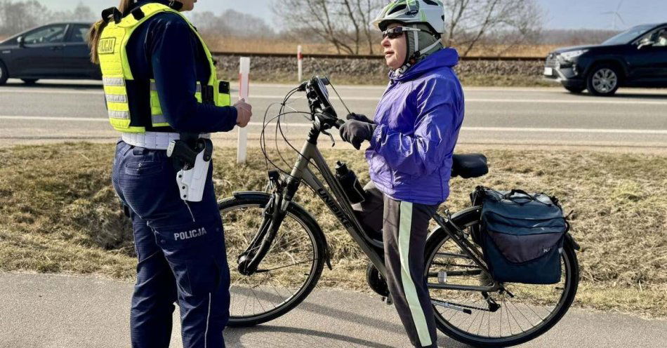 zdjęcie: Patrz i Słuchaj Policjanci uczą bezpieczeństwa na drogach / fot. KPP w Pucku